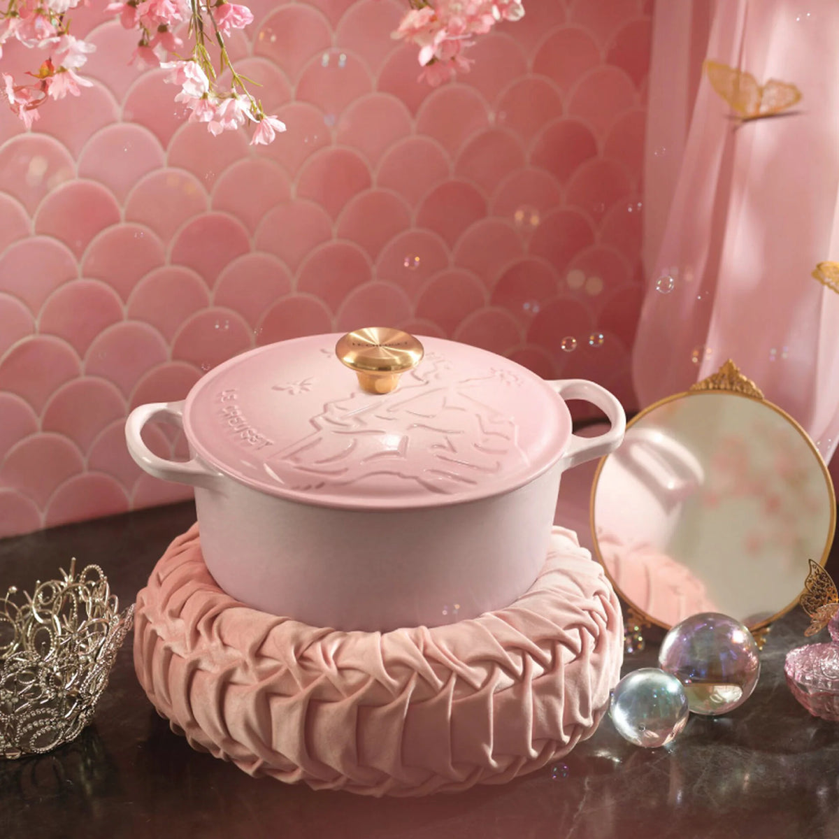 Wicked Collection Glinda Embossed Signature Round Dutch Oven